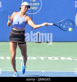 6. August 2022, Washington, District of Columbia, USA: XIYU WANG trifft eine Vorhand während ihres Halbfinalspiels gegen L. Samsonova bei den Citi Open im Rock Creek Tennis Center. (Bild: © Kyle Gustafson/ZUMA Press Wire) Stockfoto