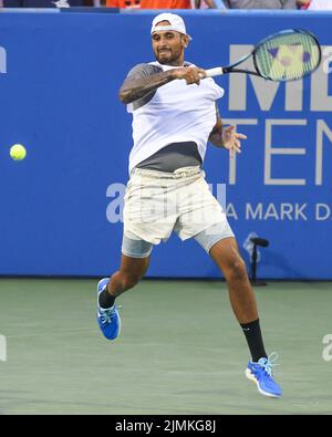 6. August 2022, Washington, District of Columbia, USA: NICK KYRGIOS trifft in seinem Halbfinalspiel gegen Mikael Ymer im Rock Creek Tennis Center eine Vorhand. (Bild: © Kyle Gustafson/ZUMA Press Wire) Stockfoto