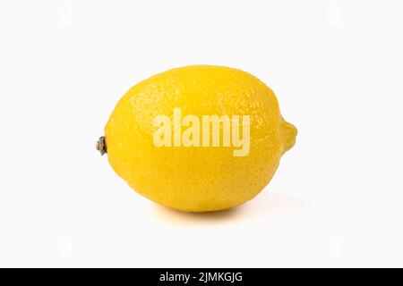 Frische gelbe Zitrone isoliert auf hellem Hintergrund. Nahaufnahme. Stockfoto