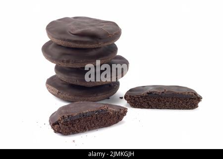 Schokoladenkekse mit Gelee isoliert auf hellem Hintergrund. Krümel von Kuchen. Nahaufnahme. Stockfoto