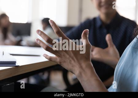 Weibliche Projektleiterin gestikulieren, sprechen bei der Besprechung im Büro, Nahaufnahme Stockfoto