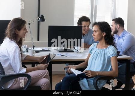 Diverse Kollegen im modernen Co-Working-Office Stockfoto