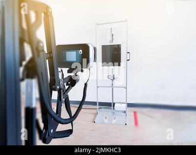 Tragbares Röntgengerät in der Radiologie. Moderne medizinische Geräte im Krankenhaus. Stockfoto