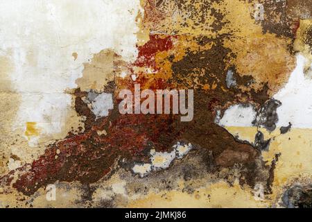 Eine abstrakte, farbenfrohe Textur einer alten Hauswand als Hintergrund Stockfoto