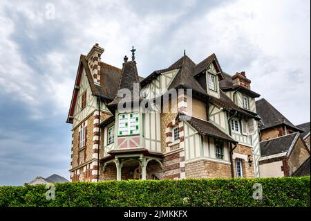 Traditionelle normannische Belle-Époque-Villa, die von reichen französischen Familien als Sommerhaus genutzt wird, in Cabourg Stockfoto