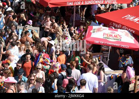 Brighton, Großbritannien. 6. August 2022. Sonnenschein am Strand von Brighton, während Großbritannien die Hitzewelle ausatmet. Kredit: JOHNNY ARMSTEAD/Alamy Live Nachrichten Stockfoto