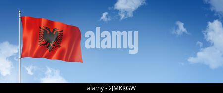 Albanische Flagge isoliert auf einem blauen Himmel. Horizontales Banner Stockfoto