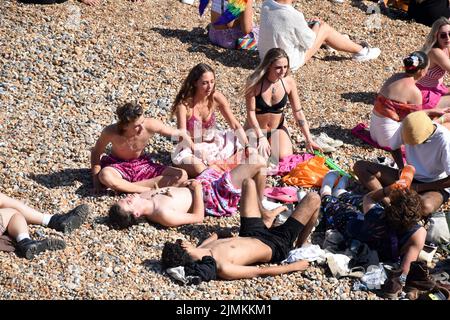 Brighton, Großbritannien. 6. August 2022. Sonnenschein am Strand von Brighton, während Großbritannien die Hitzewelle ausatmet. Kredit: JOHNNY ARMSTEAD/Alamy Live Nachrichten Stockfoto