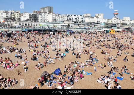 Brighton, Großbritannien. 6. August 2022. Sonnenschein am Strand von Brighton, während Großbritannien die Hitzewelle ausatmet. Kredit: JOHNNY ARMSTEAD/Alamy Live Nachrichten Stockfoto