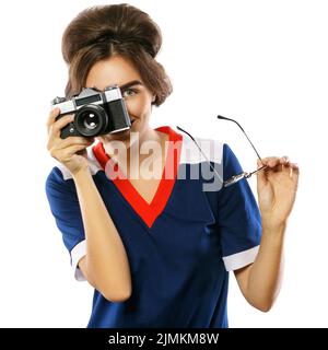 Frau Modell im Vintage-Look hält Retro-Kamera in ihr Hände Stockfoto