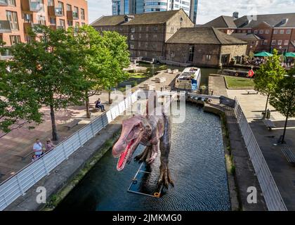 Ein animierter Spinosaurus im Leeds und Liverpool Canal bei Granary Wharf in Leeds während des Leeds Jurassic Trail. Bilddatum: Donnerstag, 4. August 2022. Stockfoto