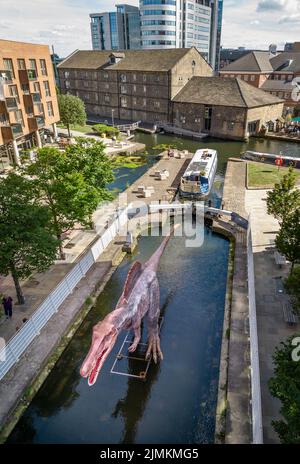 Ein animierter Spinosaurus im Leeds und Liverpool Canal bei Granary Wharf in Leeds während des Leeds Jurassic Trail. Bilddatum: Donnerstag, 4. August 2022. Stockfoto