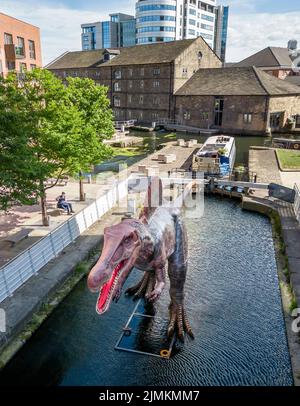 Ein animierter Spinosaurus im Leeds und Liverpool Canal bei Granary Wharf in Leeds während des Leeds Jurassic Trail. Bilddatum: Donnerstag, 4. August 2022. Stockfoto