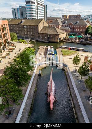 Ein animierter Spinosaurus im Leeds und Liverpool Canal bei Granary Wharf in Leeds während des Leeds Jurassic Trail. Bilddatum: Donnerstag, 4. August 2022. Stockfoto