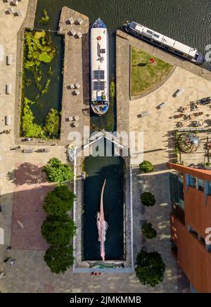 Ein animierter Spinosaurus im Leeds und Liverpool Canal bei Granary Wharf in Leeds während des Leeds Jurassic Trail. Bilddatum: Donnerstag, 4. August 2022. Stockfoto