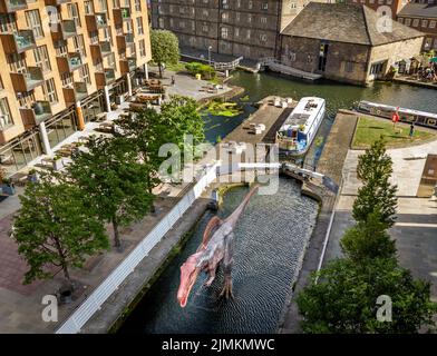 Ein animierter Spinosaurus im Leeds und Liverpool Canal bei Granary Wharf in Leeds während des Leeds Jurassic Trail. Bilddatum: Donnerstag, 4. August 2022. Stockfoto
