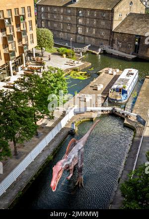 Ein animierter Spinosaurus im Leeds und Liverpool Canal bei Granary Wharf in Leeds während des Leeds Jurassic Trail. Bilddatum: Donnerstag, 4. August 2022. Stockfoto