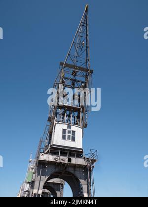 Fragment eines antiken Hafenkrans am Kai von Antwerpen in Belgien Stockfoto