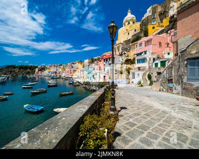 Blick auf die Insel Procida mit ihren bunten Häusern Stockfoto