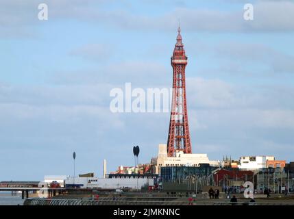 Blick auf das südliche Ende von blackpool mit dem zentralen Pier, Gebäuden und Turm mit einem blau bewölkten Himmel Stockfoto