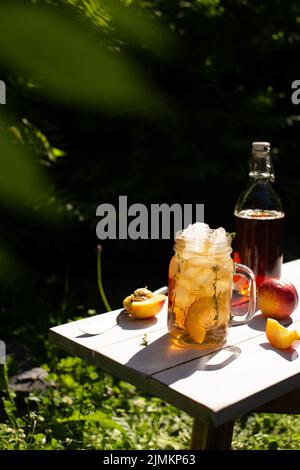 Eistee mit Pfirsichen in einem Glas Stockfoto