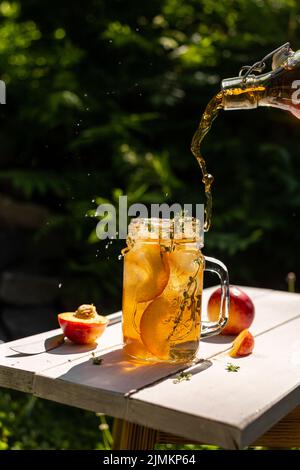 Eistee Gießen in ein Glas Stockfoto