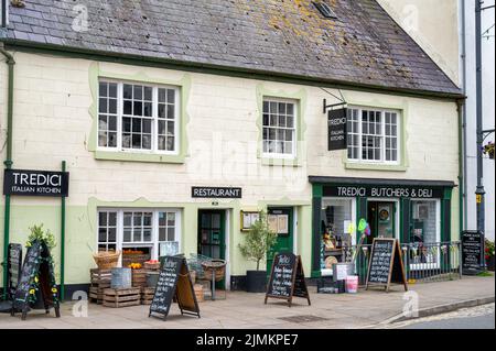 Beaumaris, UK- 8. Juli 2022: Die Front von Tredici Itarian Kitchen, Butchers and Deli in Beaumaris auf der Insel Anglesey Wales Stockfoto