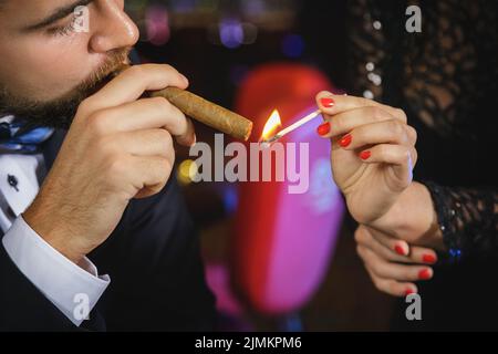 Porträt eines hübschen jungen Mannes mit Zigarre Stockfoto