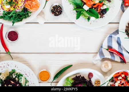 Festlicher Banketttisch Gemüsesalate Sortiment Stockfoto