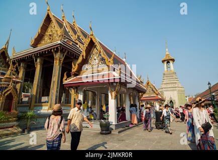 Berühmter königlicher großer Palast in Bangkok. Touristen, die den Tempel besuchen. Stockfoto