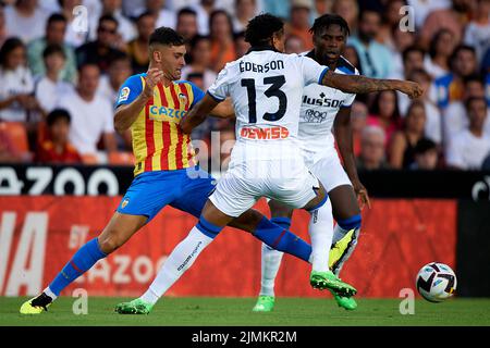 Valencia, Spanien. 6. August 2022. Hugo Duro (L) aus Valencia steht mit Ederson (C) aus Atalanta während des Orange Trophy-Spiels zwischen dem spanischen FC Valencia und dem italienischen Atalanta am 6. August 2022 in Valencia, Spanien, gegenüber. Quelle: Pablo Morano/Xinhua/Alamy Live News Stockfoto