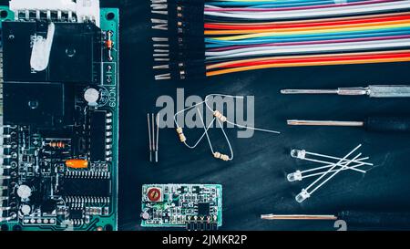 Techniker Arbeitsplatz elektronische Komponenten Werkzeuge Stockfoto