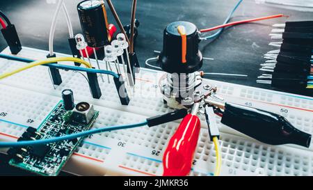 Leiterplattendrähte aus der Elektronikwissenschaft Stockfoto