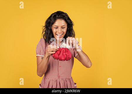 Zahlungsmethode. Was ist der Preis. Investieren in sich. Frau Buchhaltung Bargeld. Retro-Mädchen brauchen Börse. Mangel an Geld. Glückliches Mädchen gehen einkaufen Stockfoto