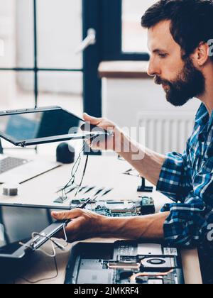 Elektronik Reparaturwerkstatt Laptop Bildschirm Austausch Stockfoto