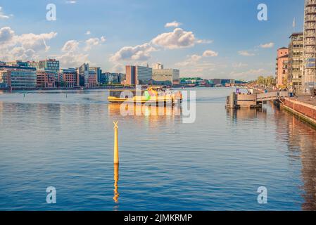 Der Kopenhagener Hafenbus nähert sich der Hafenpromenade des Wasserkanals zum Terminal. Kopenhagen, Dänemark Stockfoto