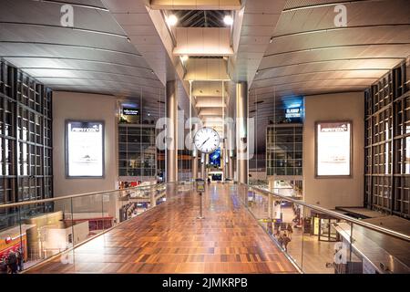 Kastrup International Airport Haupthalle mit großer rund-um-die-Uhr-Uhr. Kopenhagen, Dänemark Stockfoto