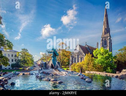 Blick auf den Gefion-Brunnen, die St. Albans-Kirche und die Amaliegade-Straße in Kopenhagen, Dänemark Stockfoto