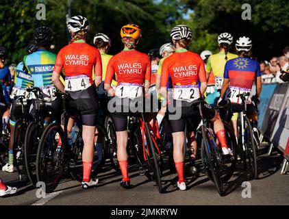 Elynor Backstedt aus Wales, Elinor Barker aus Wales und Megan Barker aus Wales vor dem Women's Road Race in Warwick am zehnten Tag der Commonwealth Games 2022. Bilddatum: Sonntag, 7. August 2022. Stockfoto