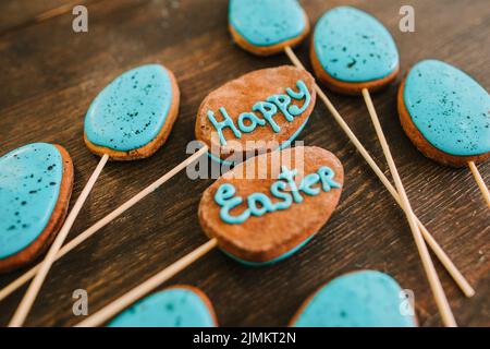 Frohe ostern festliche Süßigkeiten Kuchen knallt blaues Sahnehäubchen Stockfoto