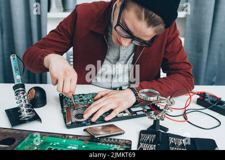 Reparatur von Komponenten des Computerwartungsservices Stockfoto