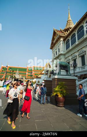 Berühmter königlicher großer Palast in Bangkok. Touristen, die den Tempel besuchen. Stockfoto