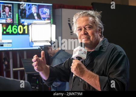 Dallas, USA. 06. August 2022. Steve Bannon, der ehemalige Chefstratege des Weißen Hauses für die Donald Trump-Regierung, berichtet von der CPAC Texas 2022-Konferenz im Hilton Anatole in Dallas, TX, am 6. August 2022. (Foto von Lev Radin/Sipa USA) Quelle: SIPA USA/Alamy Live News Stockfoto