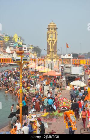 Haridwar, Uttarakhand, Indien - 02 25 2022: Menschen, die während Maha Shivratri und Kanwar Yatra im heiligen Fluss Ganga in Har Ki Pauri Ghat baden. Stockfoto