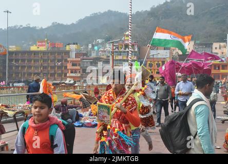 Haridwar, Uttarakhand, Indien - 02 25 2022: Maha Shivratri - Menschen, die Kavad oder Kanwar (kanvar) Yatra besuchen, die jährliche Pilgerreise von Lord Shivas Anhängern ist. Stockfoto