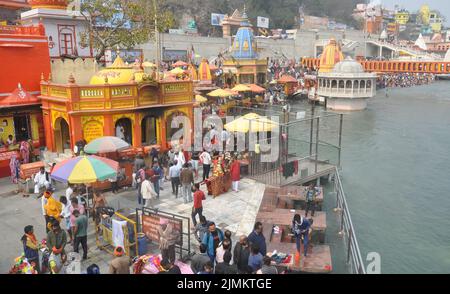 Haridwar, Uttarakhand, Indien - 02 25 2022: Wunderschöne Aussicht auf den Ganga Ghat Tempel in Har Ki Pauri Stockfoto