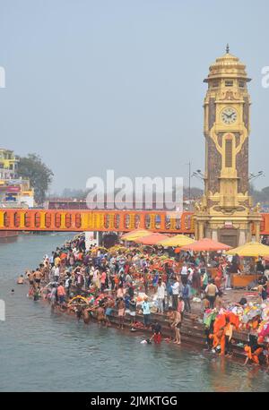 Haridwar, Uttarakhand, Indien - 02 25 2022: Menschen, die während Maha Shivratri und Kanwar Yatra im heiligen Fluss Ganga in Har Ki Pauri Ghat baden. Stockfoto