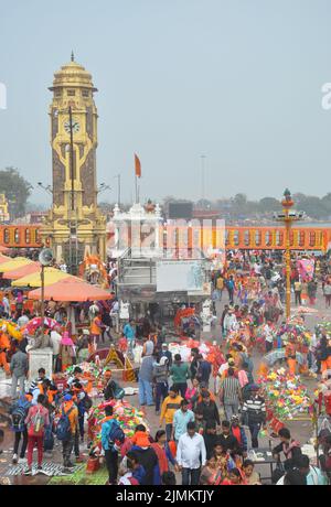 Haridwar, Uttarakhand, Indien - 02 25 2022: Menschen, die während Kawad oder Kanwar Yatra oder Maha Shivratri in Har Ki Pauri wandern Stockfoto