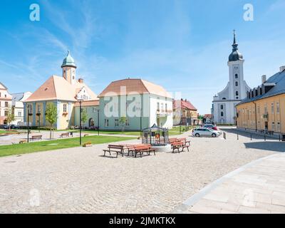 JAVORNIK - TSCHECHISCHE REPUBLIK - 18. JUNI 2022: Sommeransicht der Innenstadt von Javornik vom Platz der Freiheit, Olomouc Region, Czechie Stockfoto