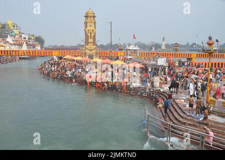Haridwar, Uttarakhand, Indien - 02 25 2022: Menschen, die während Maha Shivratri und Kanwar Yatra im heiligen Fluss Ganga in Har Ki Pauri Ghat baden. Stockfoto
